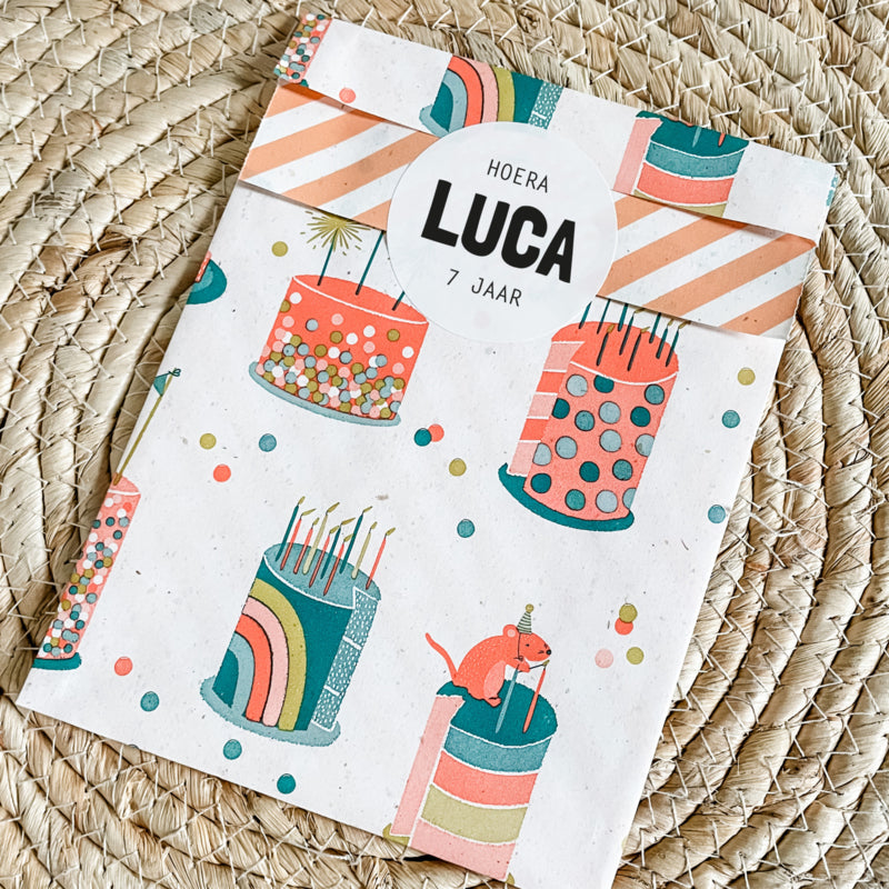 Traktatie sticker met naam | Hoera