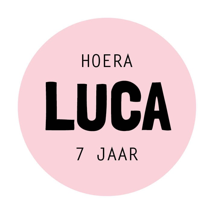 Traktatie sticker met naam | Hoera
