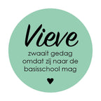 Traktatie sticker met naam | Zwaait gedag | Sierlijk