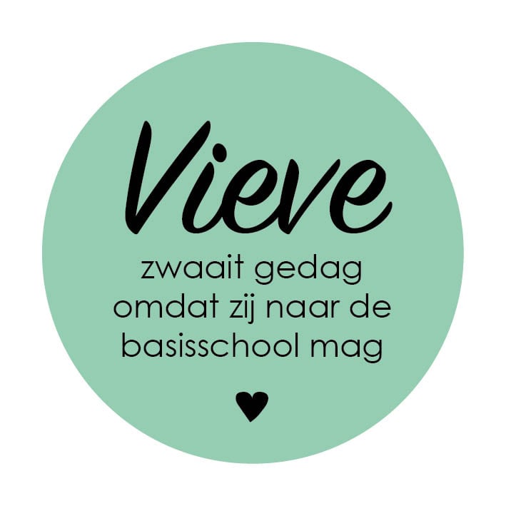 Traktatie sticker met naam | Zwaait gedag | Sierlijk