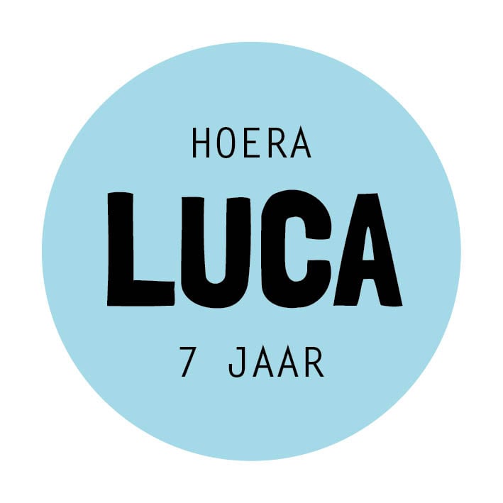 Traktatie sticker met naam | Hoera