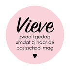 Traktatie sticker met naam | Zwaait gedag | Sierlijk